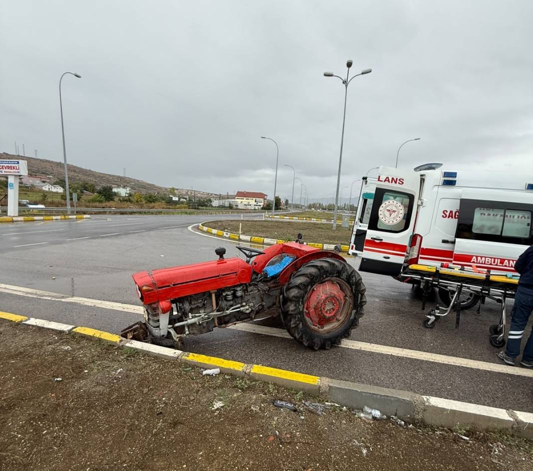 Konya'da traktör ve otomobil kavşakta çarpıştı: Yaralılar var 2